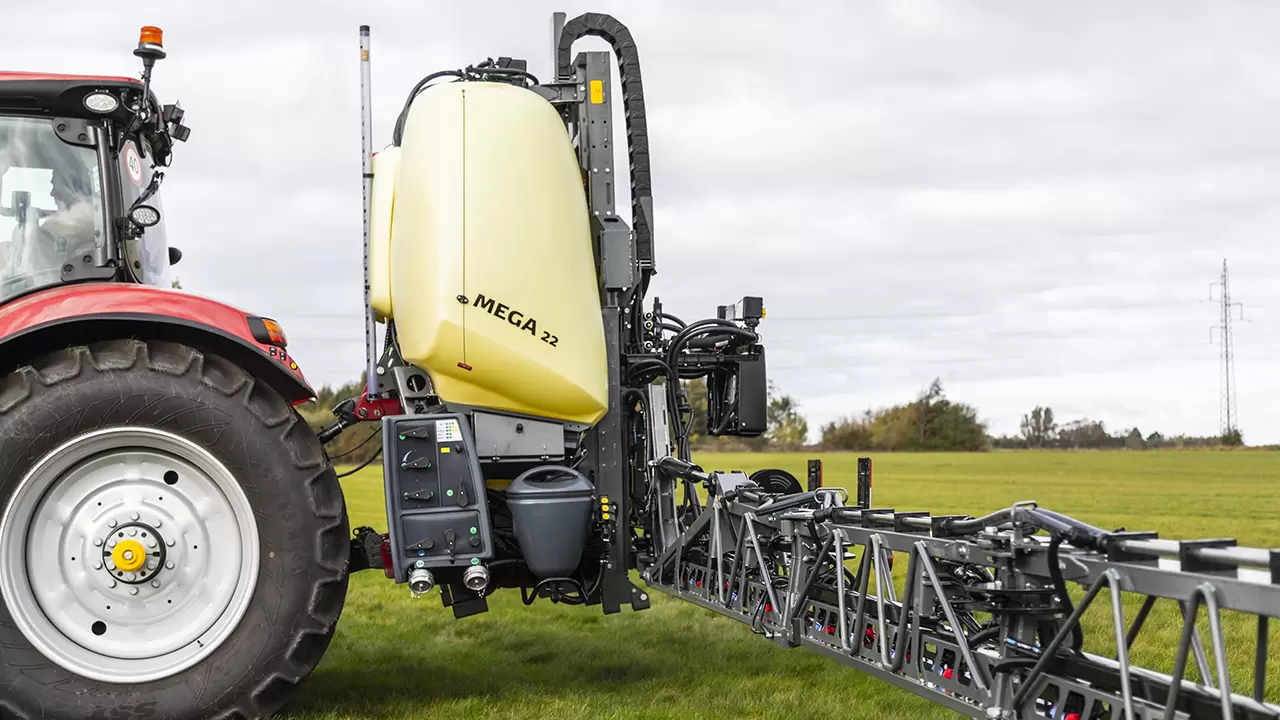 HARDI Introduces The New PRO FORCE Boom On The MEGA Lift Mounted Sprayer   Web MEGA PRO FORCE Grassfield 18 10 2023 6300.webp