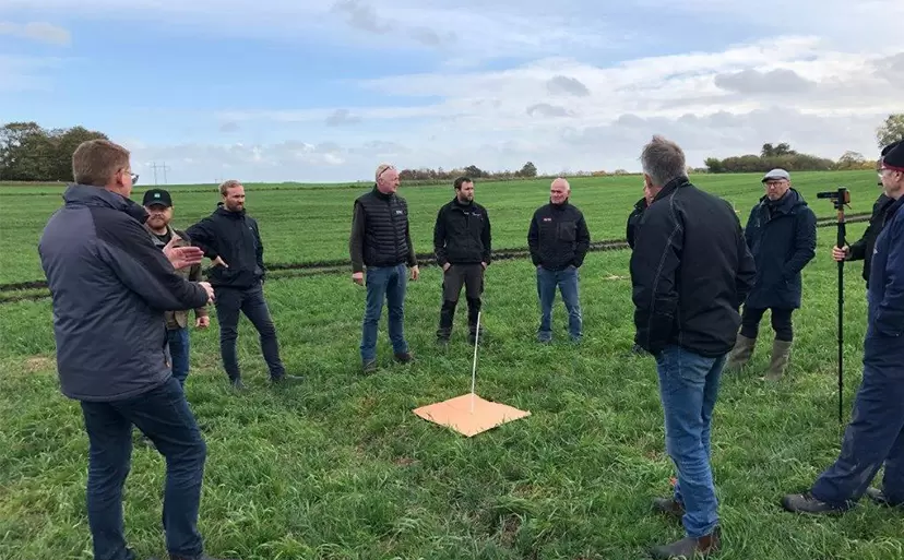 The participants consider the parcel of 1x1 m after the sprayer has passed, selectively spraying it with red colourant without treating the surrounding area